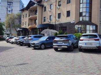Chirie demisol 265 m2 Sculeni Chisinau .