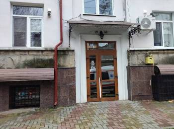 Chirie 85 m2 Demisol Centru Chisinau . Prima Linie .