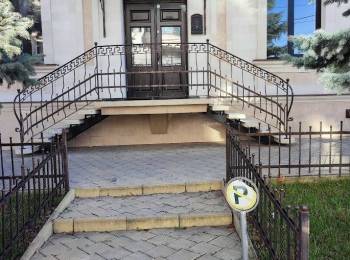 Chirie 330 m2 Centru Chisinau  . Prima Linie .